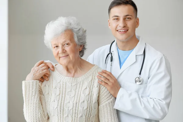 Senior woman with doctor in hospital — Stock Photo, Image