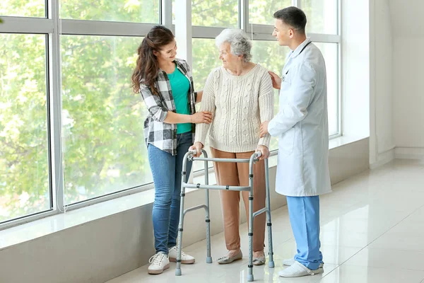 Mulher sênior com sua neta e médico no hospital — Fotografia de Stock