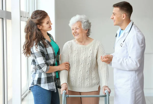 Mulher sênior com sua neta e médico no hospital — Fotografia de Stock