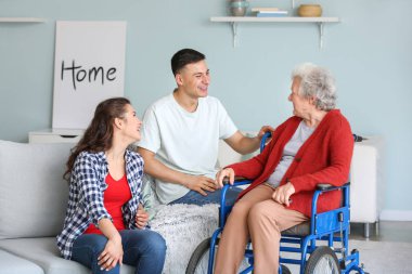 Evde torunları ile Yaşlı kadın