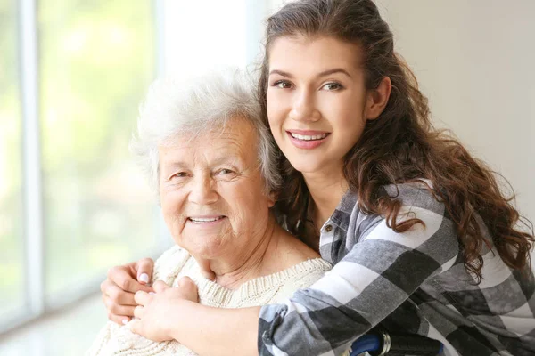 Senior woman with her granddaughter in nursing home — Stock Photo, Image