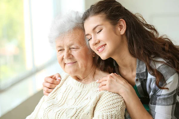 Senior woman with her granddaughter in nursing home — Stock Photo, Image