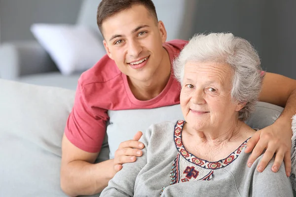 Evde torunu ile kıdemli kadın — Stok fotoğraf