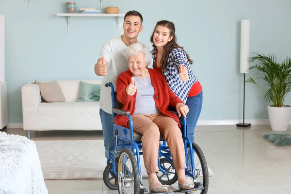 Evde torunları ile Yaşlı kadın — Stok fotoğraf