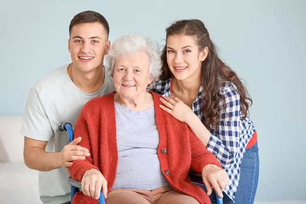 Mujer mayor con sus nietos en casa —  Fotos de Stock