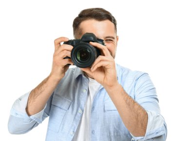 Beyaz arka planda yakışıklı erkek fotoğrafçı