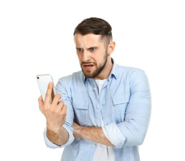 Beyaz arka planda cep telefonu ile Kızgın adam