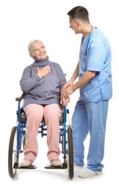 Beyaz arka plan üzerinde kıdemli kadın ile genç bakıcı