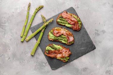 Grunge arka planda pastırma ile lezzetli tost