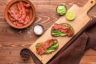 Ahşap masada pastırma ile lezzetli tost