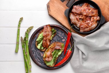 Beyaz ahşap masada pastırma ile lezzetli tost