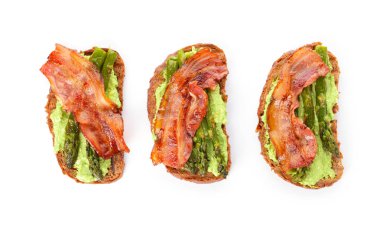 Beyaz arka planda pastırma ile lezzetli tost