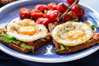 Pastırma ve tabakta kızarmış yumurta ile lezzetli tost, closeup