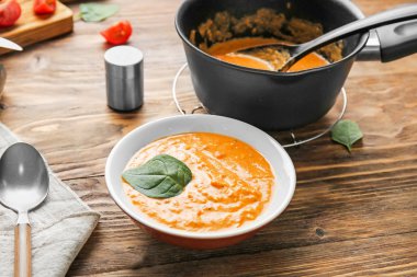 Ahşap masada lezzetli krema çorbası ile Kase