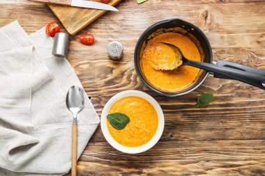 Ahşap masada lezzetli krema çorbası