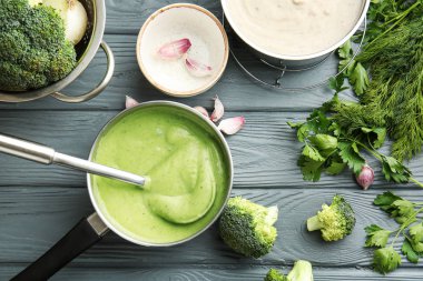Ahşap masada lezzetli brokoli krem çorbası ile tencerede