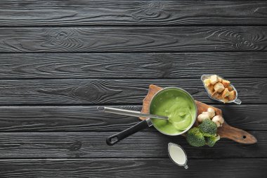 Ahşap masada lezzetli brokoli krem çorbası ile tencerede