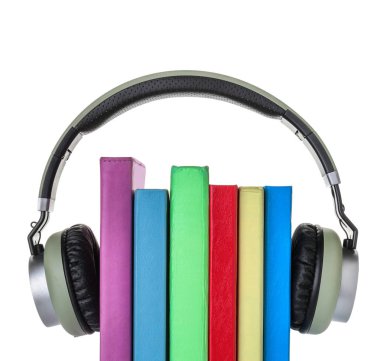 Kitaplar ve beyaz arka planda modern kulaklıklar. Ses kitapçığı kavramı