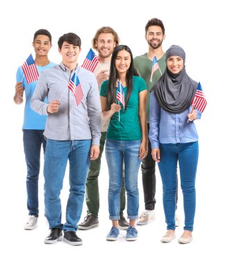 Beyaz arka planda ABD bayrakları olan bir grup öğrenci