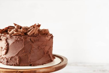 Lezzetli çikolatalı pasta masada.