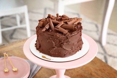 Stand üzerinde lezzetli çikolata kek