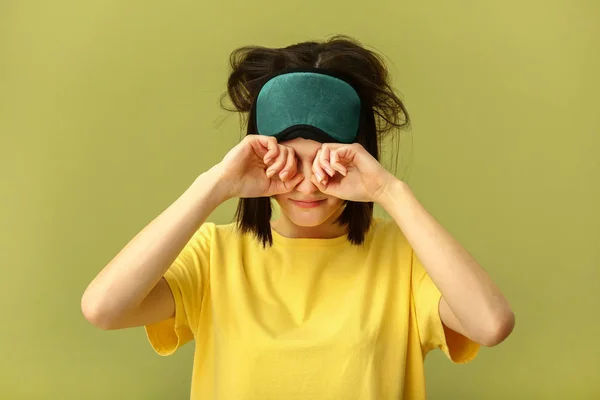 Jeune femme endormie avec masque sur fond de couleur — Photo