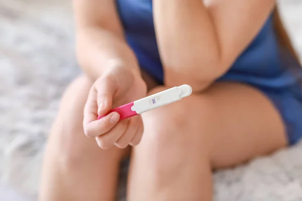 Młoda kobieta z testu ciążowego w domu, zbliżenie — Zdjęcie stockowe