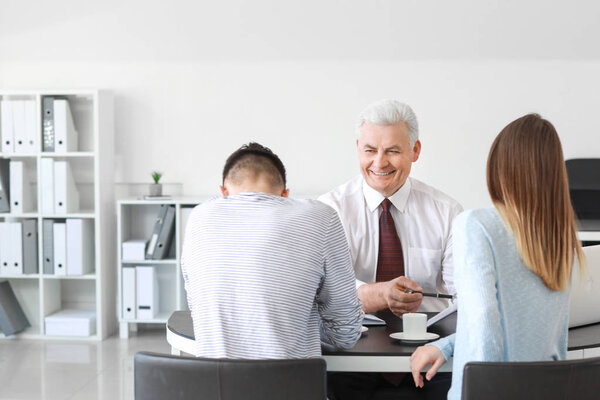 Встреча с нотариусом в офисе
