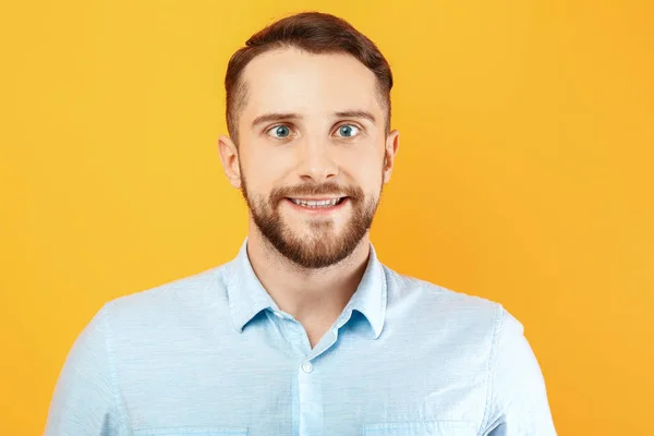 Engraçado homem sorridente no fundo de cor — Fotografia de Stock