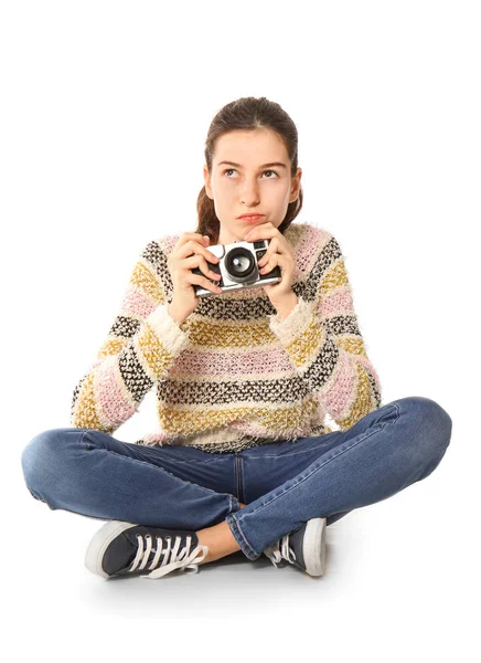 Menina pensativa com câmera de foto no fundo branco — Fotografia de Stock