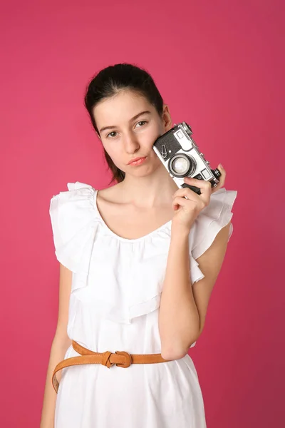 Ung flicka med foto kamera på färg bakgrund — Stockfoto