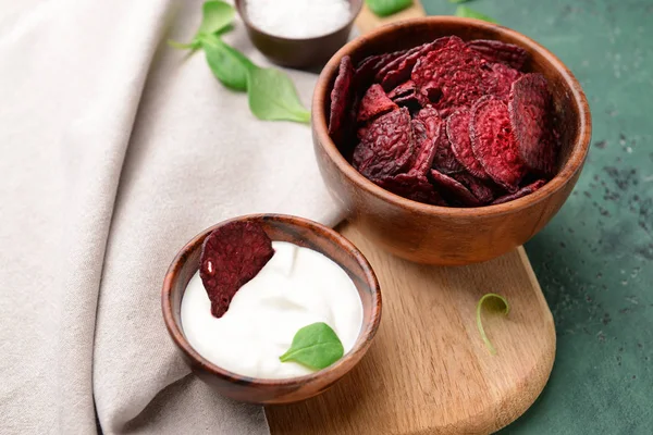 Tasty beet chips with sauce on table — Stock Photo, Image