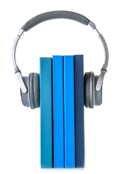 Boeken en moderne koptelefoon op witte achtergrond. Begrip audioboek — Stockfoto