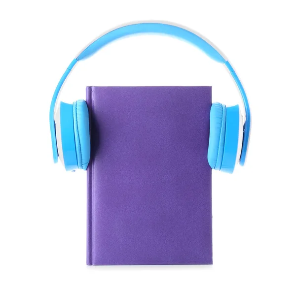 Boek en moderne koptelefoon op witte achtergrond. Begrip audioboek — Stockfoto