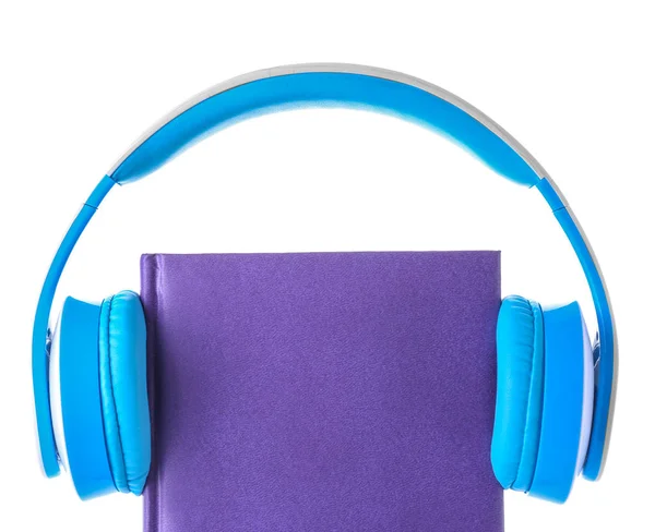 Beyaz arka planda kitap ve modern kulaklıklar. Ses kitapçığı kavramı — Stok fotoğraf