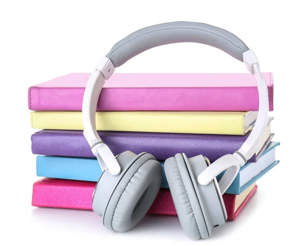 Libros y auriculares modernos sobre fondo blanco. Concepto de audiolibro — Foto de Stock