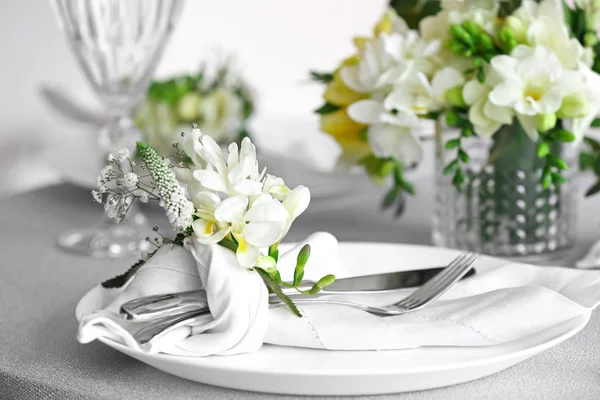 Cenário de mesa bonita com flores freesia frescos — Fotografia de Stock