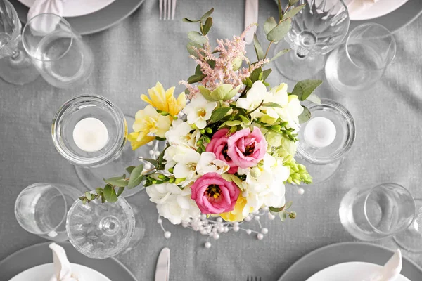 Mooie tafel setting met verse Freesia bloemen — Stockfoto