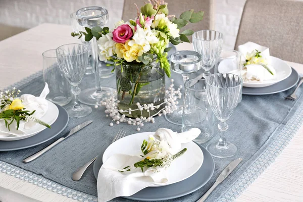Piękne ustawienie stołu ze świeżych kwiatów frezji — Zdjęcie stockowe