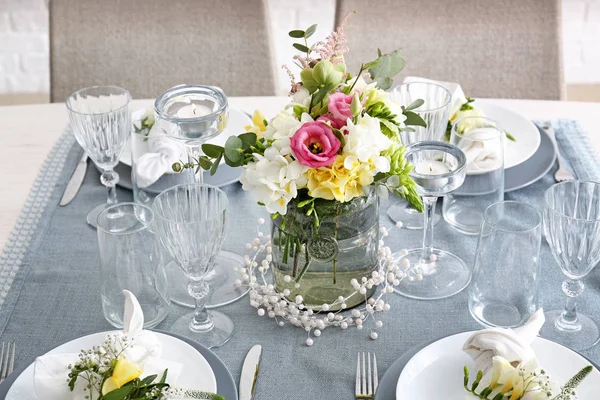 Hermosa mesa con flores frescas de freesia — Foto de Stock