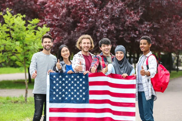 Groupe d'étudiants avec drapeau américain à l'extérieur — Photo