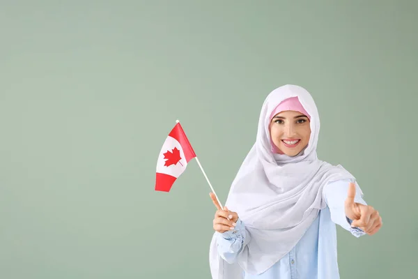 年轻的穆斯林妇女与加拿大国旗的颜色背景 — 图库照片