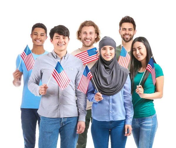 Groupe d'étudiants avec des drapeaux des États-Unis sur fond blanc — Photo