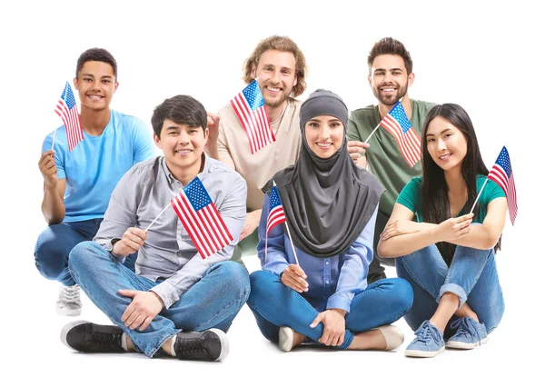 Groupe d'étudiants avec des drapeaux des États-Unis sur fond blanc — Photo