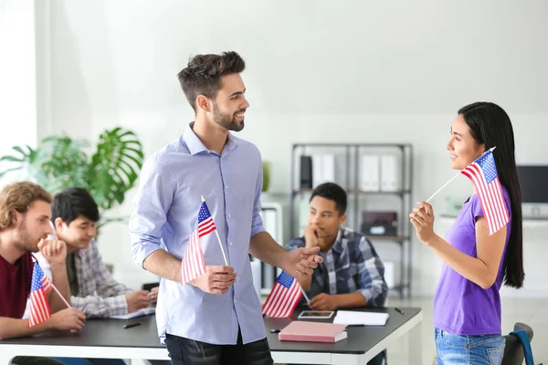 Étudiants avec drapeaux des États-Unis en classe — Photo