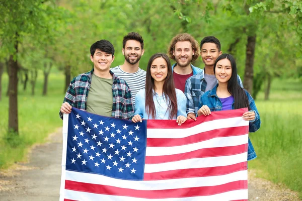 Groep studenten met USA vlag buitenshuis — Stockfoto