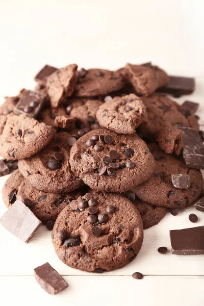 Heap de biscoitos de chocolate saborosos na mesa de madeira leve — Fotografia de Stock