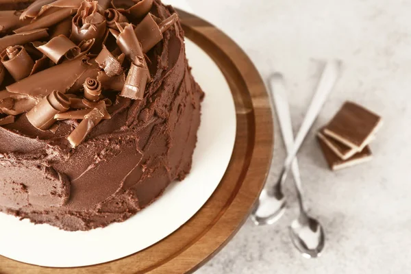 Buďte na stole s chutným čokoládovým koláčem — Stock fotografie