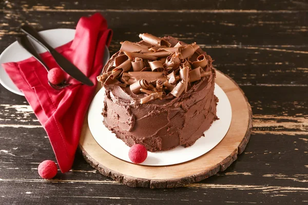 Chutný čokoládový dort na stole — Stock fotografie