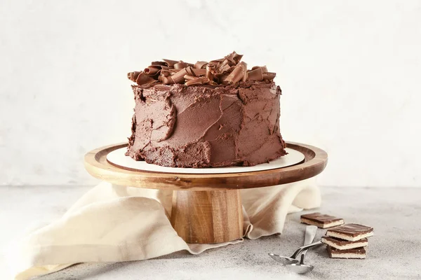 Stand with tasty chocolate cake on table — Stock Photo, Image